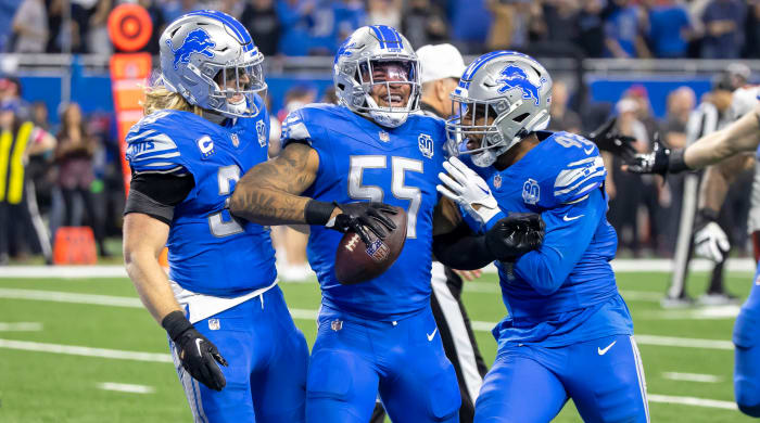 Derrick Barnes (55) celebrates with linebacker Alex Anzalone (left) and linebacker Jalen Reeves-Maybin